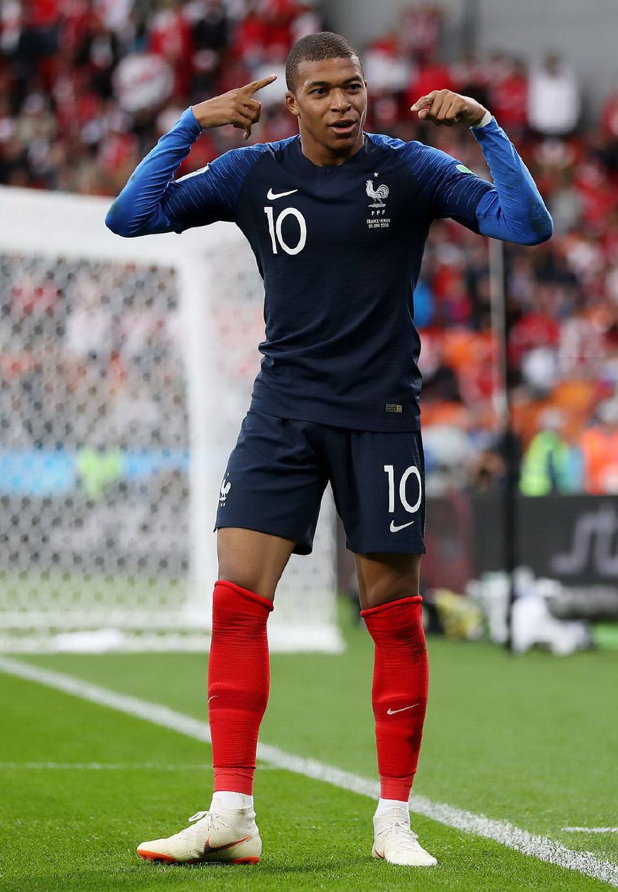 [德甲]三连胜领跑！拜仁5-0大胜汉堡凯恩2射1传