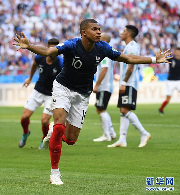 CBA火爆一幕 邱彪怒摔西装被驱逐