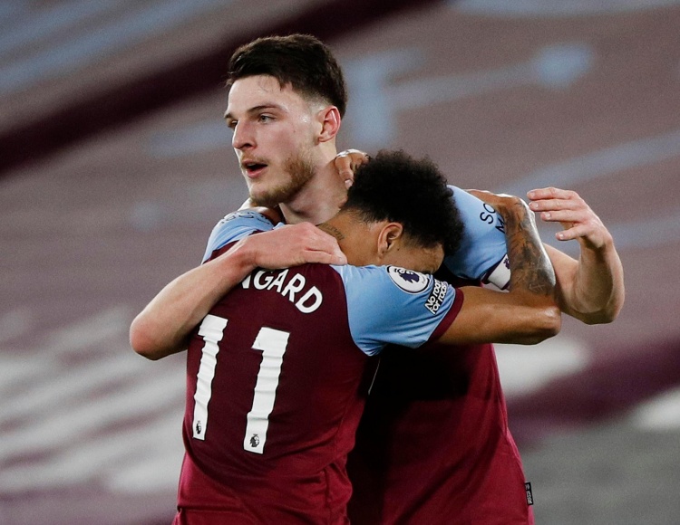 海港冬训刘若钒与蒋光太组队打乒乓球 主帅一旁观战