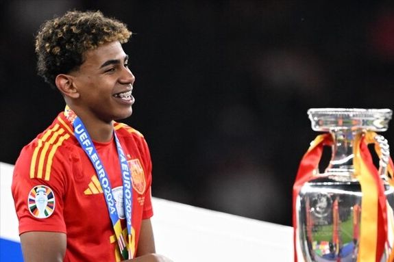 《剑星》制作人金亨泰30小时手绘马年贺图陷AI争议