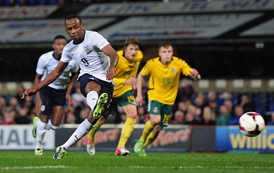 里程悲！詹姆斯达成湖人生涯3500助攻 准三双末节13分难阻惜败